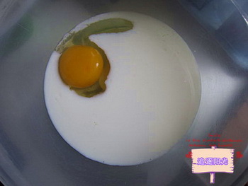 熊猫<a href=/shicai/mimian/QiaoKeLi/index.html target=_blank><u>巧克力</u></a>纸杯蛋糕步骤2