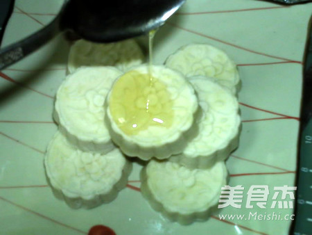 <a href=/shicai/diaoweipin/FengMi/index.html target=_blank><u>蜂蜜</u></a><a href=/shicai/shucai/GuiHua/index.html target=_blank><u>桂花</u></a><a href=/shicai/shucai/ShanYao/index.html target=_blank><u>山药</u></a>糕的做法