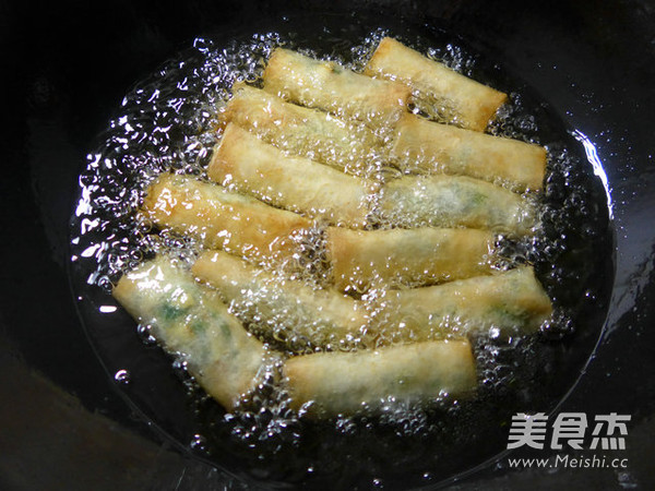 <a href=/shicai/mimian/XiangGan/index.html target=_blank><u>香干</u></a>蒿菜馅春卷的做法