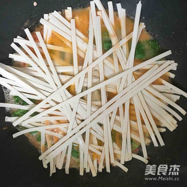<a href=/shicai/shucai/XiHongShi/index.html target=_blank><u>西红柿</u></a><a href=/shicai/rouqin/JiDan/index.html target=_blank><u>鸡蛋</u></a>焖面的做法
