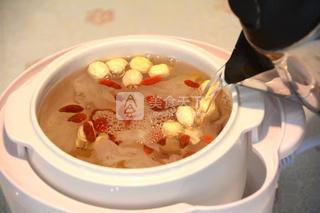 <a href=/shicai/shucai/YinEr/index.html target=_blank><u>银耳</u></a><a href=/shicai/guopin/LianZi/index.html target=_blank><u>莲子</u></a>羹