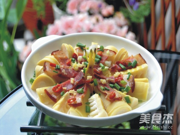 <a href=/shicai/rouqin/LaRou/index.html target=_blank><u>腊肉</u></a>蒸<a href=/shicai/shucai/ZhuSun/index.html target=_blank><u>竹笋</u></a>的做法