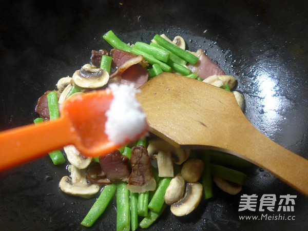 <a href=/shicai/shucai/MoGu/index.html target=_blank><u>蘑菇</u></a>酱肉炒梅豆的做法