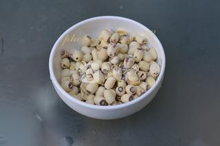 <a href=/shicai/rouqin/ZhuDu/index.html target=_blank><u>猪肚</u></a><a href=/shicai/guopin/LianZi/index.html target=_blank><u>莲子</u></a>汤