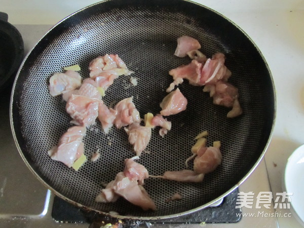 <a href=/shicai/rouqin/ZhengJi/index.html target=_blank><u>鸡肉</u></a>日本<a href=/shicai/mimian/DouFu/index.html target=_blank><u>豆腐</u></a>煲的做法