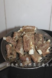 糖<a href=/shicai/diaoweipin/Cu/index.html target=_blank><u>醋</u></a><a href=/shicai/rouqin/PaiGu/index.html target=_blank><u>排骨</u></a>的做法图解6