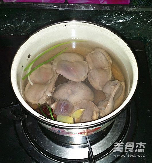 盐水<a href=/shicai/rouqin/YaZhen/index.html target=_blank><u>鸭胗</u></a>的做法