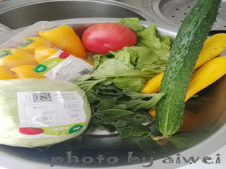 油<a href=/shicai/diaoweipin/Cu/index.html target=_blank><u>醋</u></a>汁蔬菜沙拉