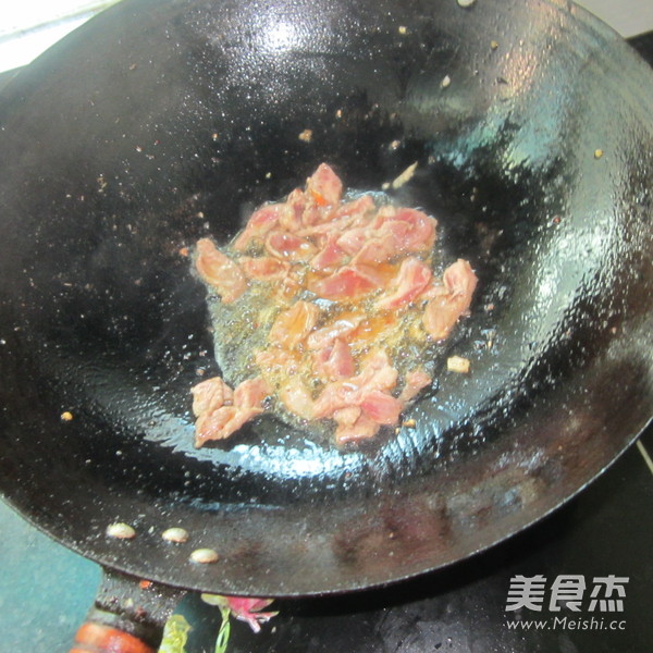 白<a href=/shicai/shucai/LuoBo/index.html target=_blank><u>萝卜</u></a>丝炒肉的做法