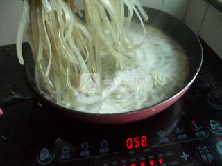 <a href=/shicai/rouqin/ZhuRou/index.html target=_blank><u>猪肉</u></a>金针菇<a href=/shicai/mimian/FenSi/index.html target=_blank><u>粉丝</u></a>汤