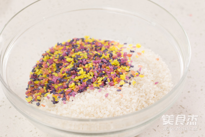 花<a href=/shicai/mimian/MiFan/index.html target=_blank><u>米饭</u></a>团（电饭锅菜谱）的做法