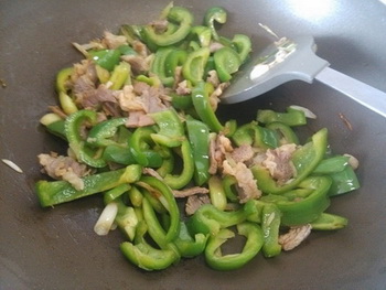 <a href=/shicai/guopin/ShiZi/index.html target=_blank><u>柿子</u></a>椒炒<a href=/shicai/rouqin/LaRou/index.html target=_blank><u>腊肉</u></a>步骤8