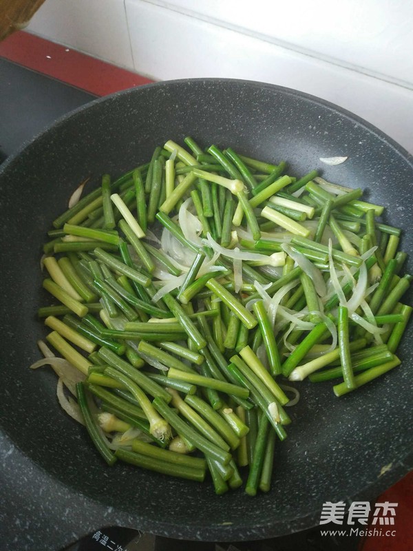 蒜毫炒<a href=/shicai/rouqin/JiDan/index.html target=_blank><u>鸡蛋</u></a>的做法