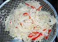 <a href=zt/lbjzg target=_blank><u>凉拌金针菇</u></a>的做法<!-- 图解5 -->