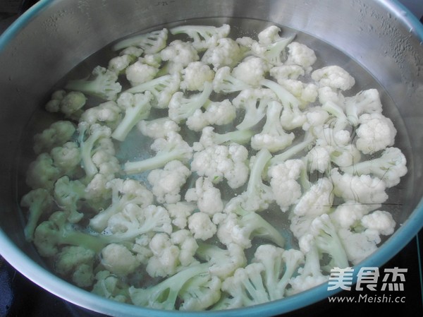 小炒<a href=/shicai/shucai/CaiHua/index.html target=_blank><u>菜花</u></a>的做法