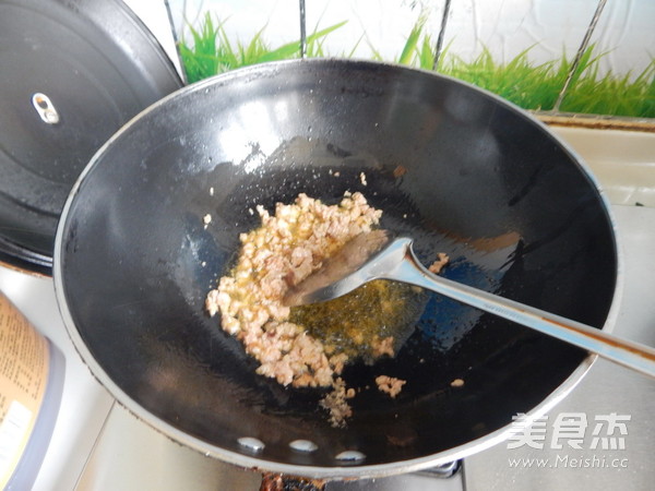 蛋皮<a href=/shicai/rouqin/HuoTui/index.html target=_blank><u>火腿</u></a>炒<a href=/shicai/mimian/NianGao/index.html target=_blank><u>年糕</u></a>的做法