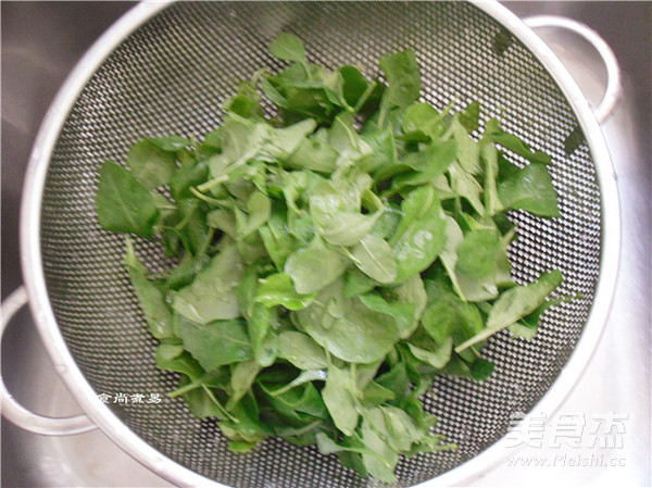 <a href=/shicai/guopin/GouQi/index.html target=_blank><u>枸杞</u></a>叶<a href=/shicai/rouqin/ZhuGan/index.html target=_blank><u>猪肝</u></a>瘦肉汤面的做法