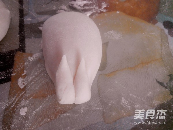 小白<a href=/shicai/rouqin/TuRou/index.html target=_blank><u>兔肉</u></a>包的做法