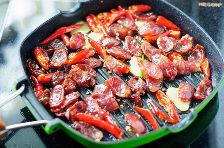 <a href=/shicai/shucai/SuanMiao/index.html target=_blank><u>蒜苗</u></a>炒<a href=/shicai/rouqin/XiangChang/index.html target=_blank><u>香肠</u></a>步骤5