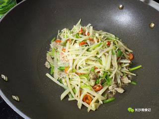 <a href=/shicai/shucai/QinCai/index.html target=_blank><u>芹菜</u></a>炒<a href=/shicai/shucai/TuDou/index.html target=_blank><u>土豆</u></a>丝