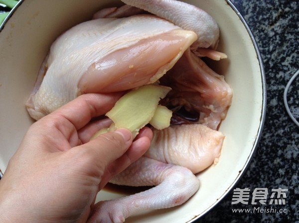 手撕<a href=/shicai/rouqin/SanHuangJi/index.html target=_blank><u>三黄鸡</u></a>(电饭锅版)的做法