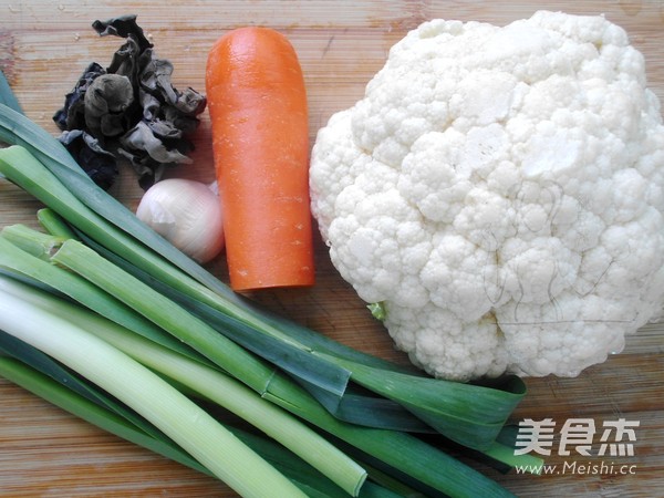 小炒<a href=/shicai/shucai/CaiHua/index.html target=_blank><u>菜花</u></a>的做法