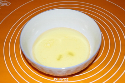 <a href=/shicai/guopin/XianJiao/index.html target=_blank><u>香蕉</u></a><a href=zt/qifengdg target=_blank><u>戚风蛋糕</u></a>步骤2