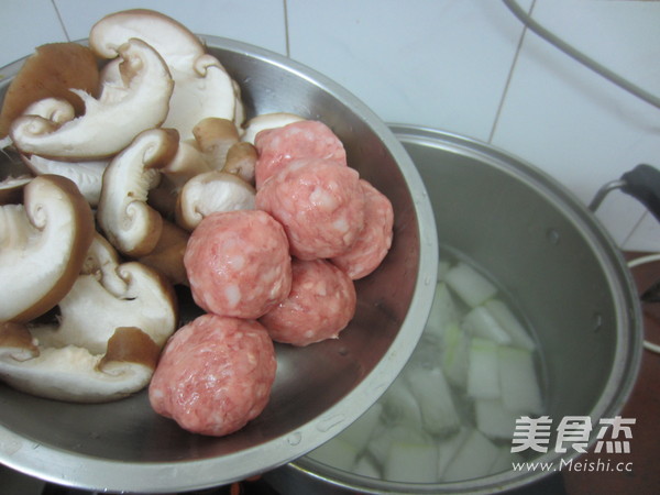 <a href=/shicai/shucai/XiangGu/index.html target=_blank><u>香菇</u></a><a href=/shicai/shucai/DongGua/index.html target=_blank><u>冬瓜</u></a>肉丸汤的做法