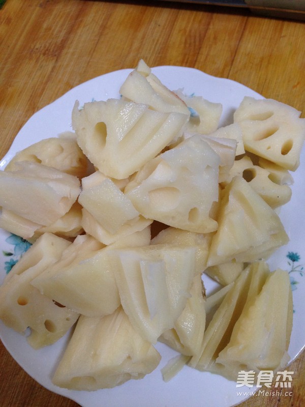 <a href=/shicai/rouqin/JiGu/index.html target=_blank><u>脊骨</u></a><a href=/shicai/shucai/LianOu/index.html target=_blank><u>莲<a href=/shicai/shucai/Ou/index.html target=_blank><u>藕</u></a></u></a>汤的做法