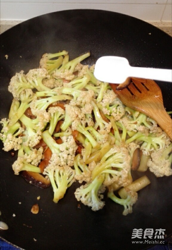 <a href=/shicai/shucai/XiangGu/index.html target=_blank><u>香菇</u></a>炒<a href=/shicai/shucai/CaiHua/index.html target=_blank><u>菜花</u></a>的做法