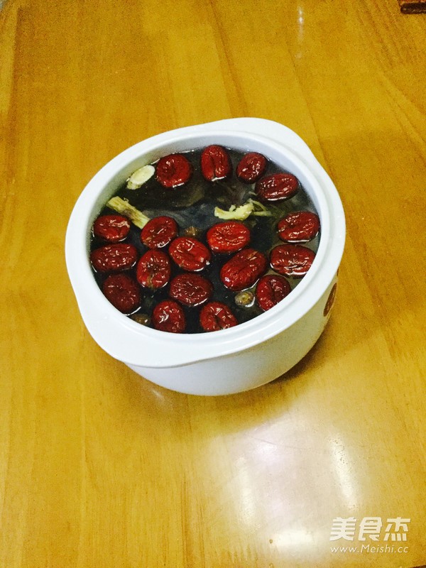 滋补<a href=/shicai/rouqin/WuJi/index.html target=_blank><u>乌鸡</u></a>汤的做法