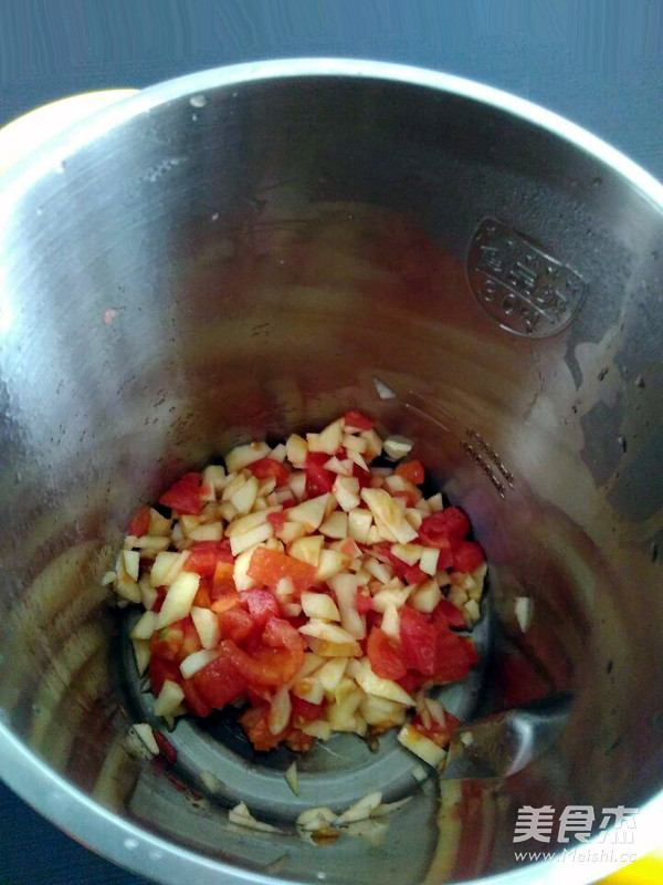 <a href=/shicai/guopin/PingGuo/index.html target=_blank><u>苹果</u></a><a href=/shicai/diaoweipin/FanQieZhi/index.html target=_blank><u>番茄汁</u></a>的做法