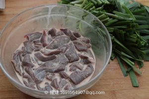 <a href=/shicai/shucai/JiuCai/index.html target=_blank><u>韭菜</u></a>炒<a href=/shicai/rouqin/ZhuGan/index.html target=_blank><u>猪肝</u></a>步骤2
