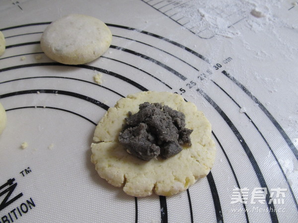 <a href=/shicai/shucai/HongShu/index.html target=_blank><u>红薯</u></a><a href=/shicai/mimian/NuoMi/index.html target=_blank><u>糯米</u></a>饼的做法