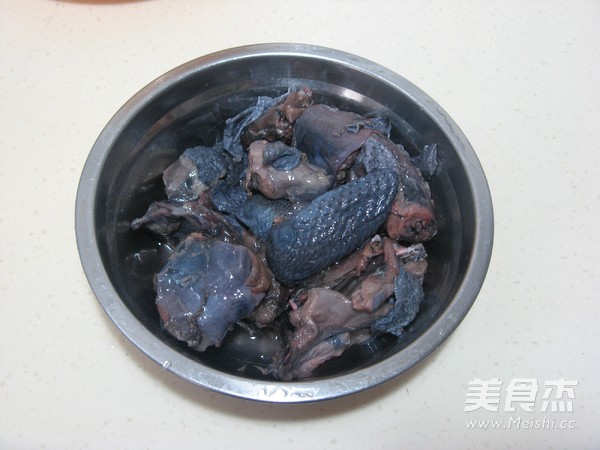 #感恩节#<a href=/shicai/shucai/XieWeiGu/index.html target=_blank><u>蟹味菇</u></a><a href=/shicai/rouqin/WuJi/index.html target=_blank><u>乌鸡</u></a>汤的做法