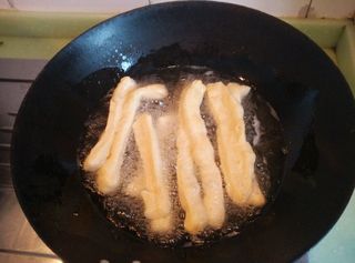 自制<a href=/shicai/mimian/YouTiao/index.html target=_blank><u>油条</u></a>