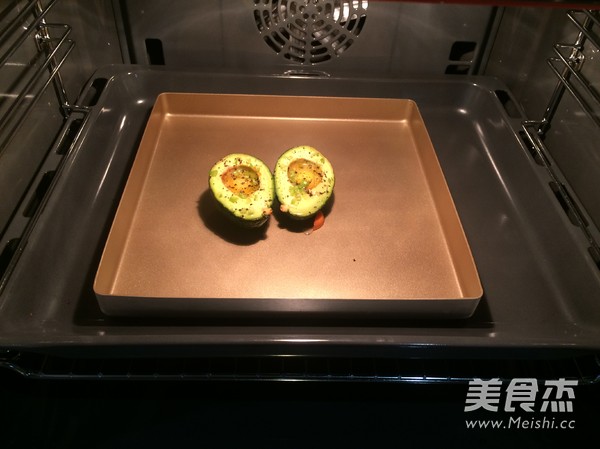 玩转<a href=/shicai/guopin/NuiYouGuo/index.html target=_blank><u><a href=/shicai/guopin/NiuYouGuo/index.html target=_blank><u>牛油果</u></a></u></a>——<a href=/shicai/guopin/NuiYouGuo/index.html target=_blank><u><a href=/shicai/guopin/NiuYouGuo/index.html target=_blank><u>牛油果</u></a></u></a>烤蛋的做法