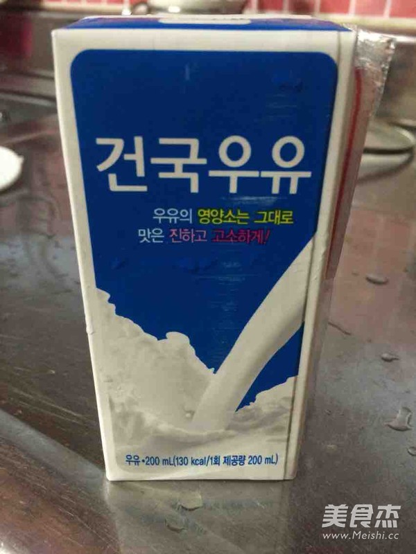 <a href=/shicai/guopin/CaoMei/index.html target=_blank><u>草莓</u></a><a href=/shicai/mimian/NiuNai/index.html target=_blank><u>牛奶</u></a>的做法