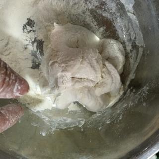 怀念儿时的味--<a href=/shicai/shucai/QingCai/index.html target=_blank><u>青菜</u></a>疙瘩汤的做法步骤:2