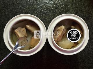 秋季减肥正当时养颜瘦身的白<a href=/shicai/shucai/LuoBo/index.html target=_blank><u>萝卜</u></a><a href=/shicai/rouqin/PaiGu/index.html target=_blank><u>排骨</u></a>汤