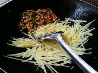 炒瘦肉<a href=/shicai/shucai/TuDou/index.html target=_blank><u>土豆</u></a>丝