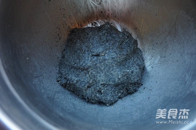 团团圆圆～五彩<a href=/shicai/guopin/HeiZhiMa/index.html target=_blank><u>黑<a href=/shicai/guopin/ZhiMa/index.html target=_blank><u>芝麻</u></a></u></a>汤圆的做法