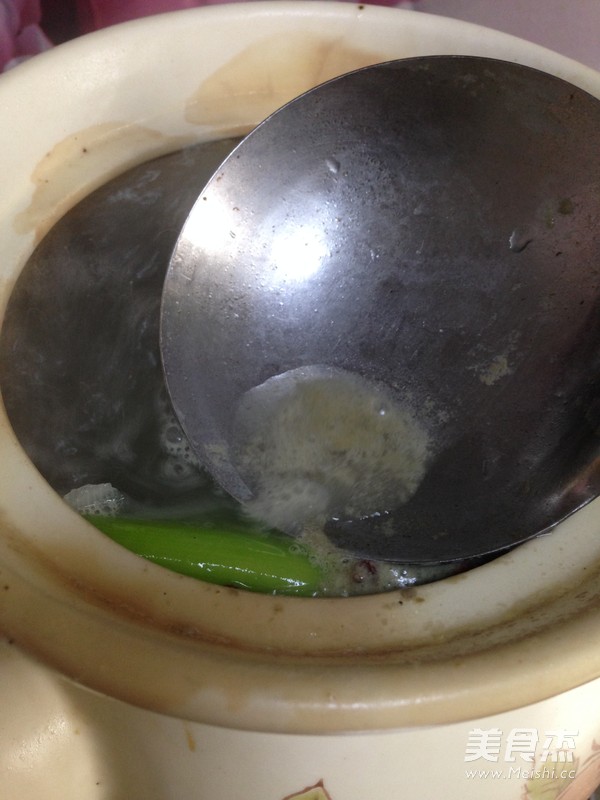 <a href=/shicai/rouqin/JiGu/index.html target=_blank><u>脊骨</u></a><a href=/shicai/shucai/LianOu/index.html target=_blank><u>莲<a href=/shicai/shucai/Ou/index.html target=_blank><u>藕</u></a></u></a>汤的做法