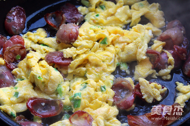 <a href=/shicai/rouqin/JiDan/index.html target=_blank><u>鸡蛋</u></a>炒腊肠的做法