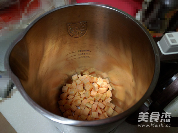 <a href=/shicai/shucai/HongShu/index.html target=_blank><u>红薯</u></a><a href=/shicai/mimian/XiaoMi/index.html target=_blank><u>小米</u></a>粥的做法