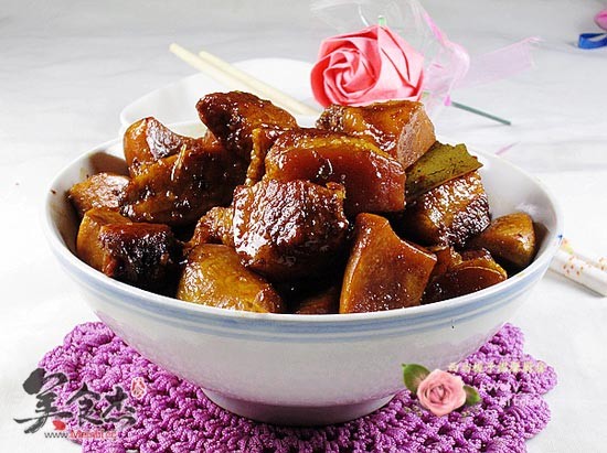 <a href=/shicai/shucai/XingBaoGu/index.html target=_blank><u><a href=/shicai/guopin/Xing/index.html target=_blank><u>杏</u></a>鲍菇</u></a>烧肉bK.jpg