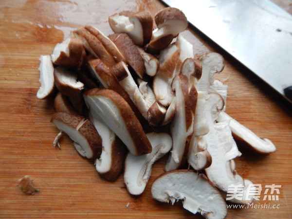 <a href=/shicai/shucai/YouCai/index.html target=_blank><u>油菜</u></a>炒<a href=/shicai/shucai/XiangGu/index.html target=_blank><u>香菇</u></a>的做法