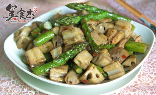 蒜蓉辣酱炒<a href=/shicai/shucai/LuSun/index.html target=_blank><u>芦笋</u></a><a href=/shicai/shucai/Ou/index.html target=_blank><u>藕</u></a>丁zG.jpg
