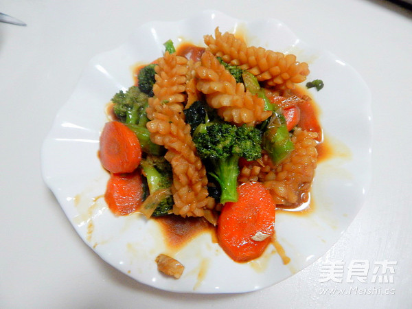 <a href=/shicai/shucai/XiLanHua/index.html target=_blank><u>西兰花</u></a>炒<a href=/shicai/shuichanpin/YouYu/index.html target=_blank><u>鱿鱼</u></a>花的做法