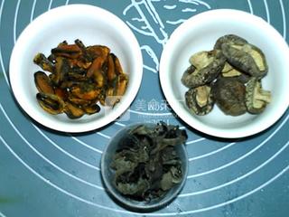 <a href=/shicai/shucai/XiangGu/index.html target=_blank><u>香菇</u></a><a href=/shicai/shucai/MuEr/index.html target=_blank><u>木耳</u></a>淡菜汤